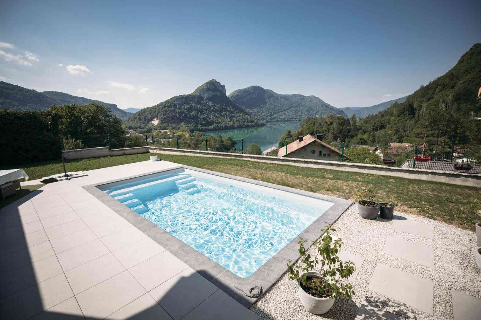 Construction de piscine avec vue sur les colline dans l'Ain