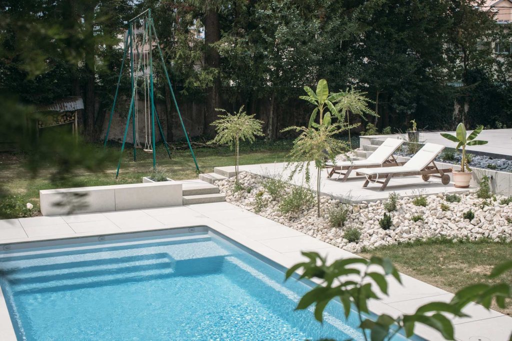 Piscine et jardin avec plantes méditerranéennes