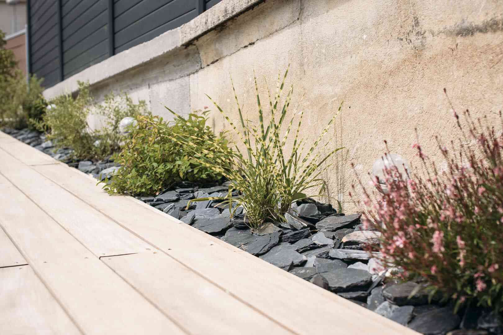 Aménagement du paysage sur un terrasse dans l'Ain