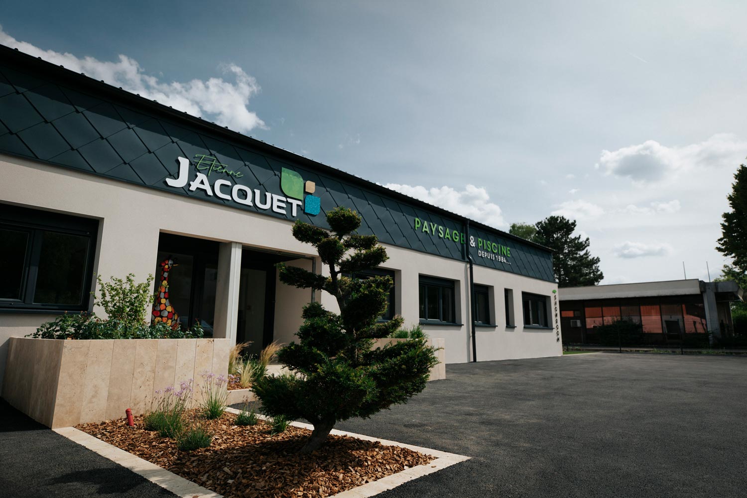 Exterieur du bâtiment Etienne Jacquet situé à Arbent